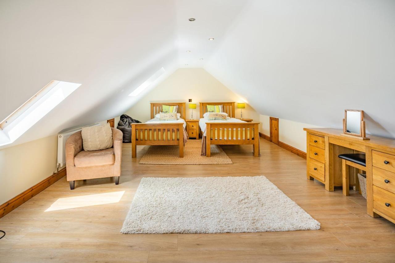 Ysgubor Hir Villa Llanedy Екстериор снимка