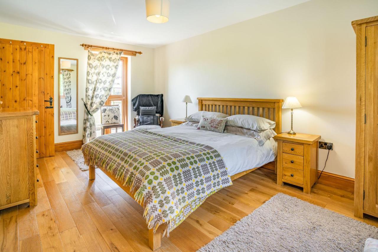Ysgubor Hir Villa Llanedy Екстериор снимка